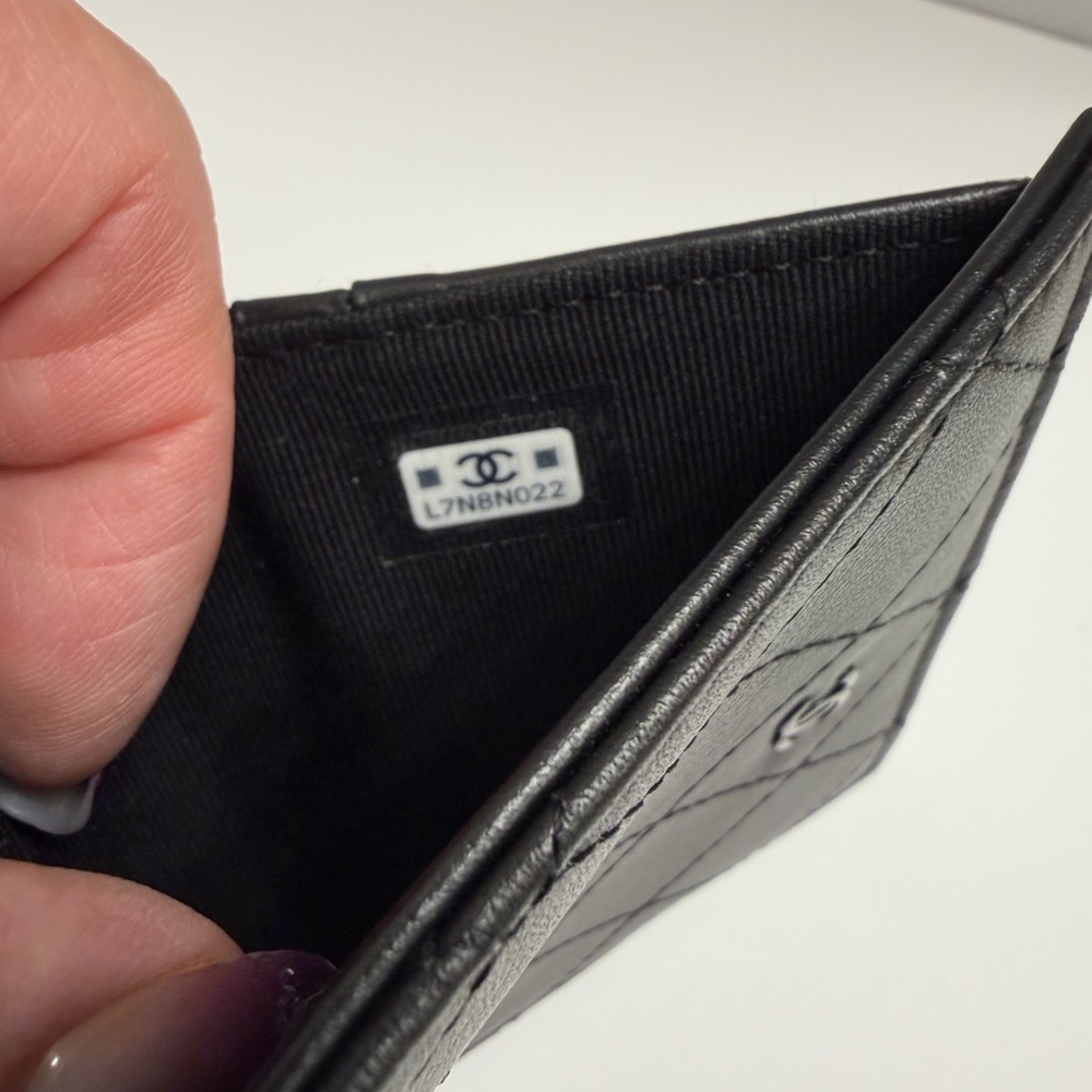 ❌SOLD❌ CHANEL NWOT UNISEX Black Quilted Card Holder - Picture 4 of 10